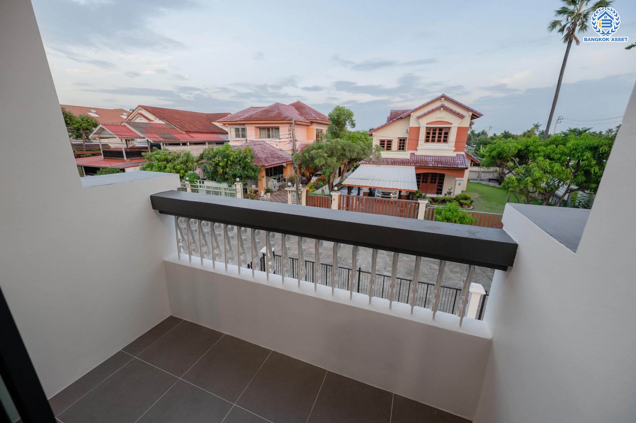 บ้านมือสองตกแต่งใหม่ คุณภาพแบรนด์ LH โครงการ ชลลดา บางบัวทอง เนื้อที่ 72 ตร.ว. ตกแต่งหรูหรา ฟังก์ชันจัดเต็ม 3 ห้องนอน 2 ห้องน้ำ 1 ห้องอเนกประสงค์ จอดรถได้ 1 คัน พร้อม Facilities ครบ! บนทำเลคุณภาพ เชื่อมต่อได้หลายเส้นทาง ใกล้เซ็นทรัลเวสต์เกต และรถไฟฟ้า "สถานีบางพลู"